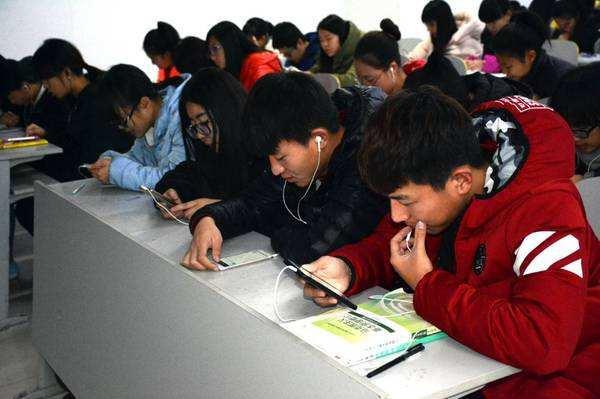 高二孩子玩手机_高二学生上课玩手机游戏_高二学生玩手机怎样劝解
