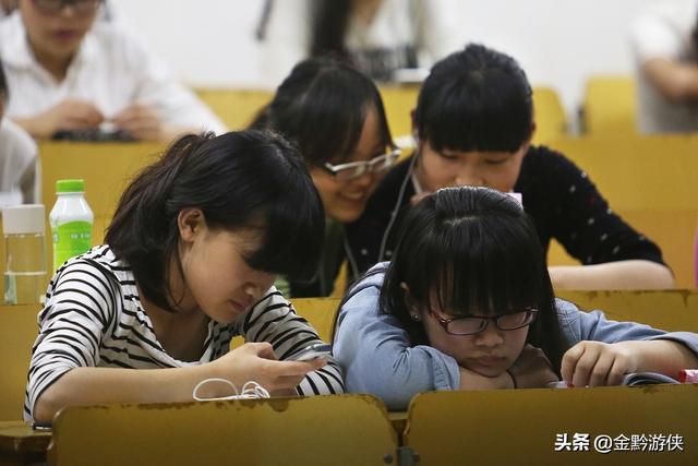 高二学生玩手机怎样劝解_高二学生上课玩手机游戏_高二孩子玩手机
