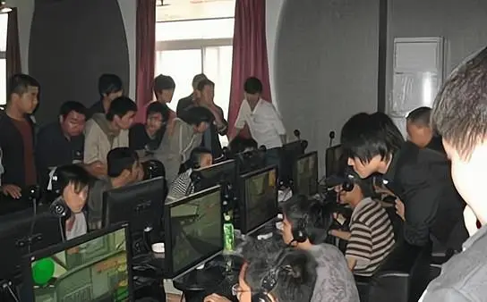 22岁小伙玩手机游戏_小伙子玩游戏_小伙玩手机游戏图片
