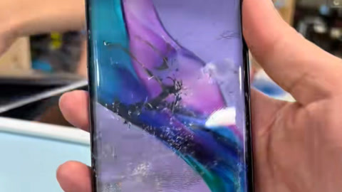 碎屏幕打外手机游戏会怎么样_碎屏幕打外手机游戏会卡吗_打游戏手机外屏幕碎了