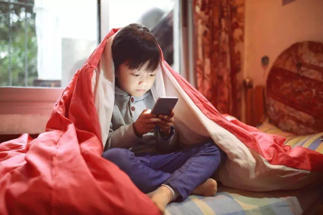 跟小孩子玩游戏买什么手机_孩子玩手机游戏有好处吗_孩子耍手机游戏