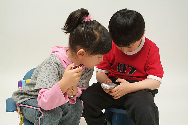 孩子耍手机游戏_跟小孩子玩游戏买什么手机_孩子玩手机游戏有好处吗