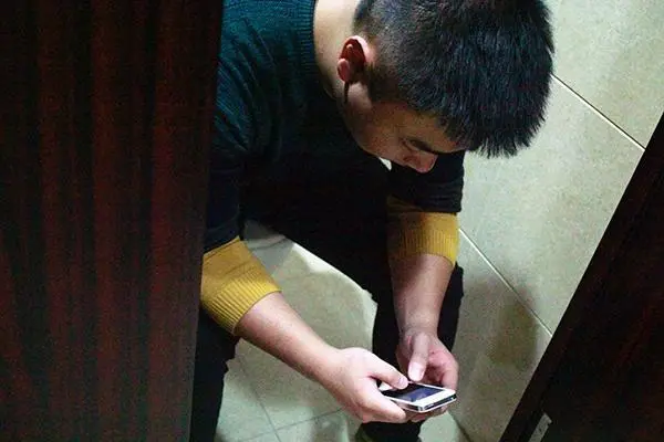 18岁小伙玩手机游戏视频_小伙打游戏_视频小伙玩手机游戏