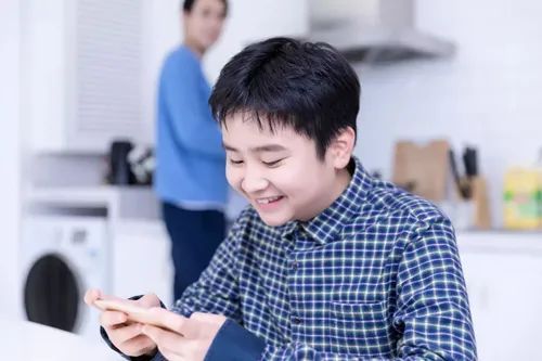 多大的孩子适合玩手机_多大的小孩适合玩手机游戏_多大小孩适合玩手机游戏呢