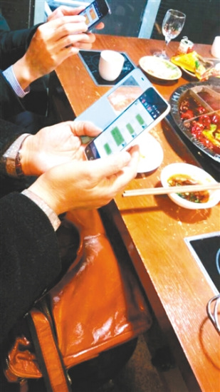 培训机构没收手机_吃饭没收手机_饭桌没收手机游戏