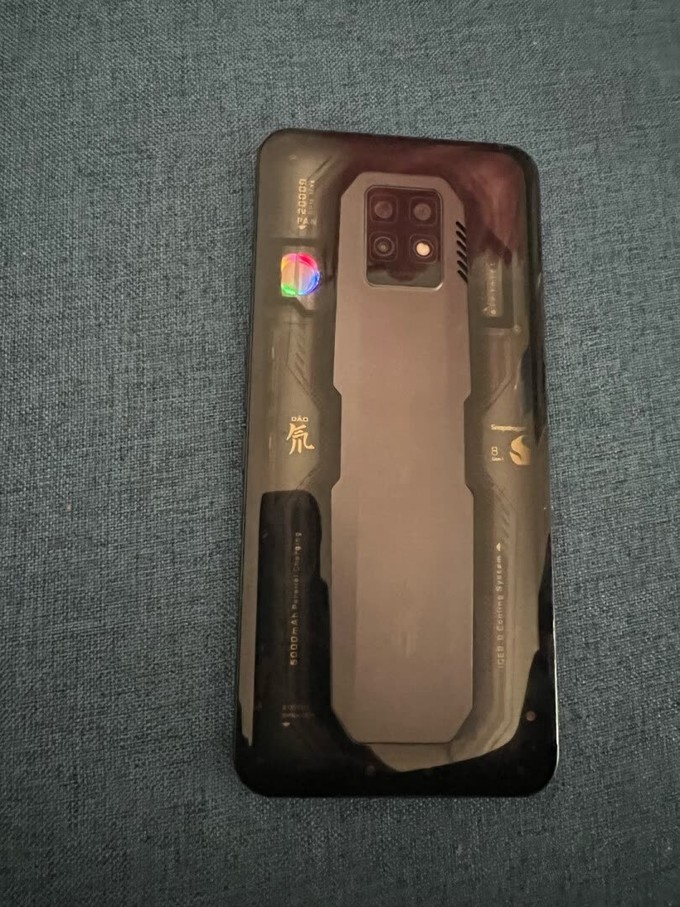 打游戏手机后壳发光的手机_手机发光壳打游戏后发热_发光手机壳为什么一直亮
