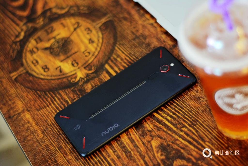 发光手机壳为什么一直亮_打游戏手机后壳发光的手机_手机发光壳打游戏后发热