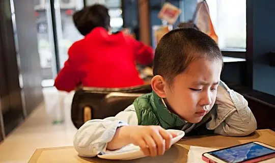 儿子玩手机打游戏断网_打游戏父母打断_儿子玩手机游戏的说说