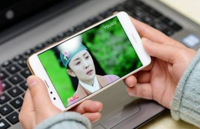 烫发的时候玩手机_烫发时能玩手机吗_打游戏为啥手机发烫怎么办