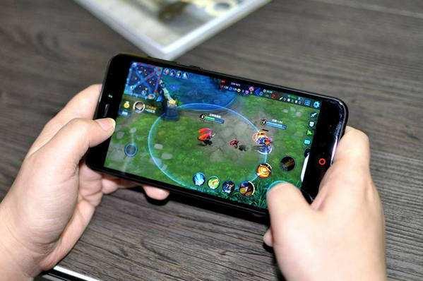 烫发的时候玩手机_烫发时能玩手机吗_打游戏为啥手机发烫怎么办