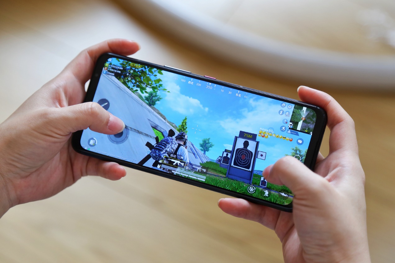 握手机姿势怎么好看_手握手机的姿势_打游戏手握手机姿势图