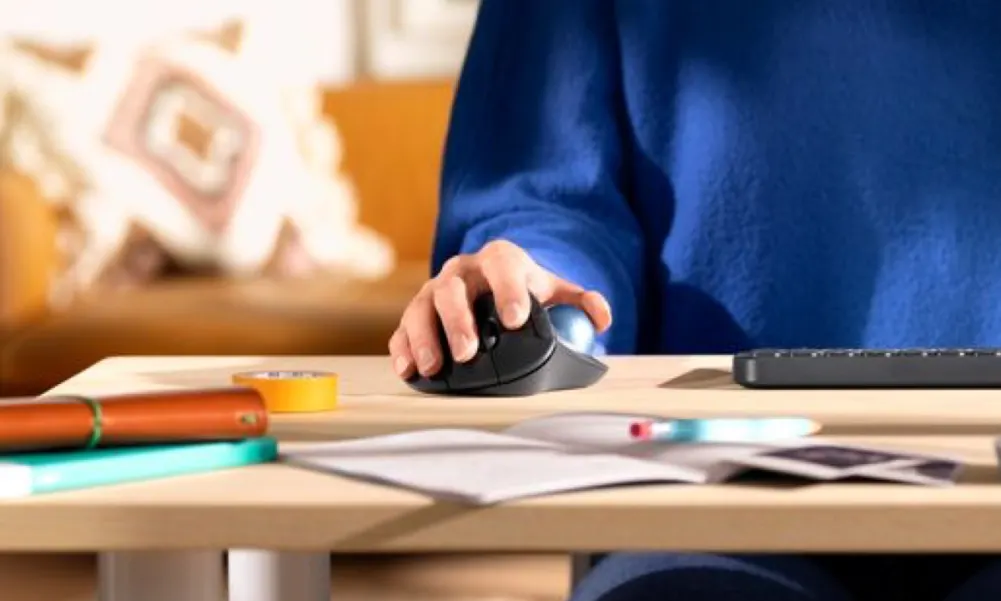 打游戏手握手机姿势图_握手机姿势怎么好看_手握手机的姿势