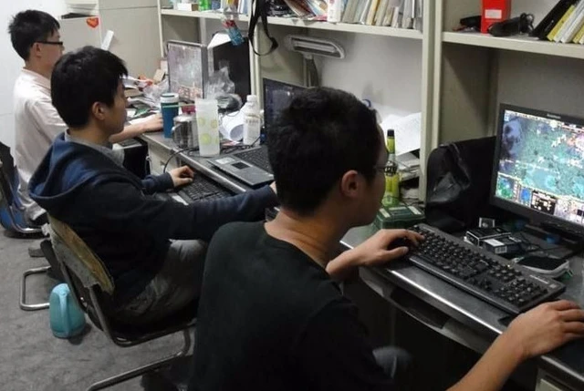 玩大学生手机游戏的危害_大学生同时玩游戏和玩手机_玩大学生手机游戏违法吗