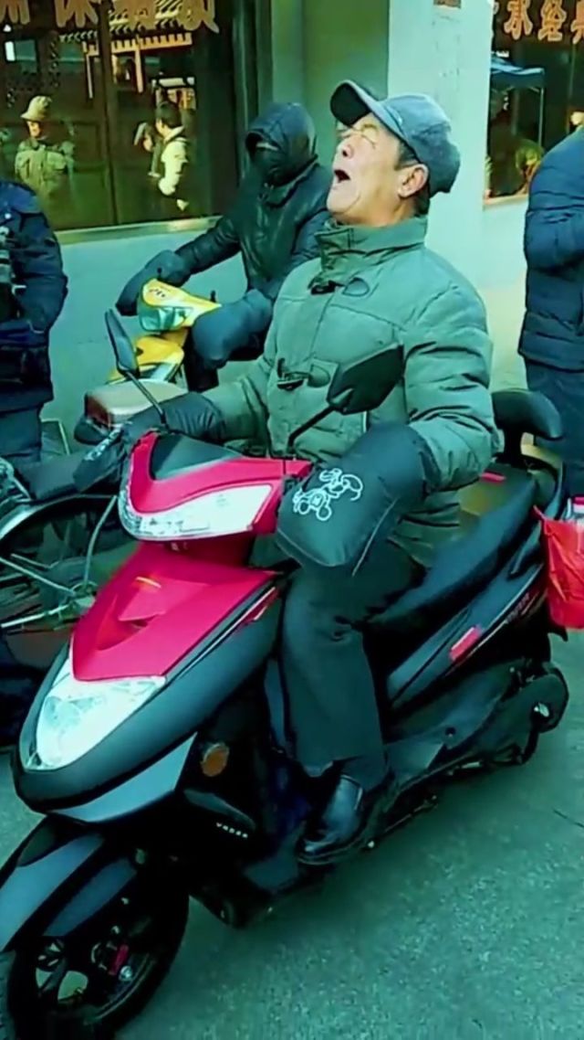 大爷十几部手机玩游戏视频_大爷打游戏_大爷玩手机照片