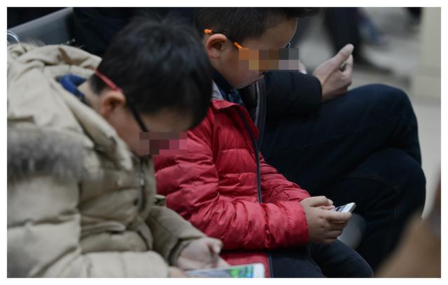 熬夜玩游戏手机会酸吗_熬夜玩游戏危害_熬夜玩手机游戏的危害