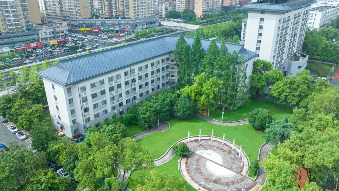 qq表情包雨后的故事观看_雨后表情包故事小女孩_雨后小故事表情包