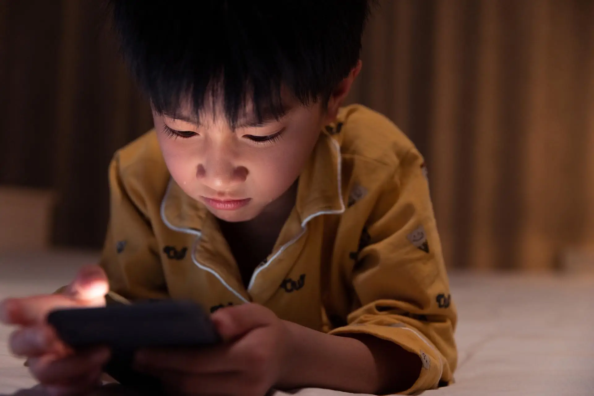 老沉迷玩手机游戏是什么原因_沉迷于玩手机游戏的危害_16岁玩游戏老是沉迷手机