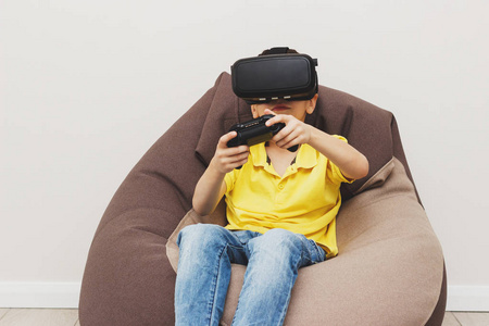 vr眼镜玩的手机游戏_打游戏vr眼镜_戴眼镜玩vr