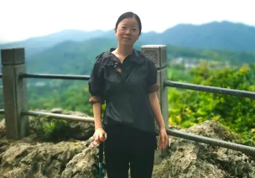 贵石彩子_白洞石和黄洞石哪个贵_玫瑰石和蜜蜡石哪个贵