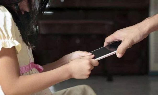 充值小孩手机游戏安全吗_手机游戏孩子充钱可以报案吗_10岁小孩充值手机游戏