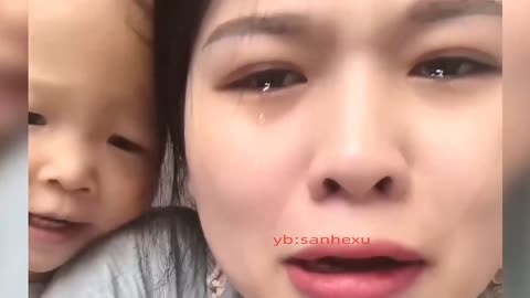 父母带孩子玩手机_90后父母带娃玩手机游戏_父母玩手机游戏对孩子的影响