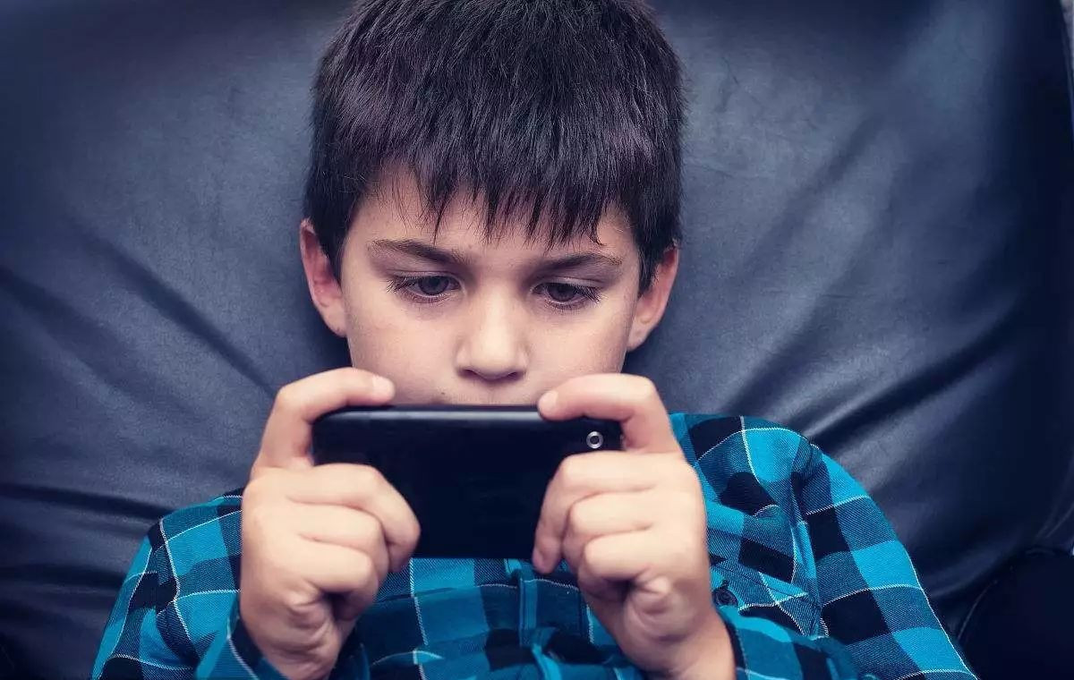 小孩子玩手机游戏的坏处_给小孩买手机玩游戏好吗_小孩子游戏手机
