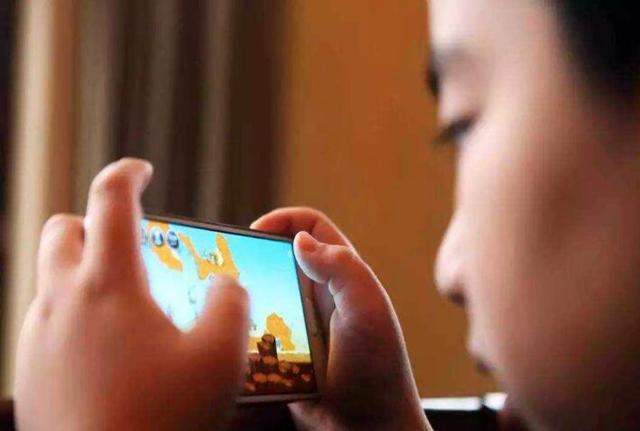 买玩儿子手机游戏违法吗_买玩儿子手机游戏犯法吗_给儿子买了手机玩游戏