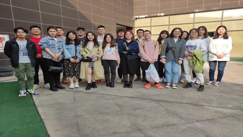 爸爸带一群人玩手机的游戏-部落冲突让中老年人找回年轻时的激情
