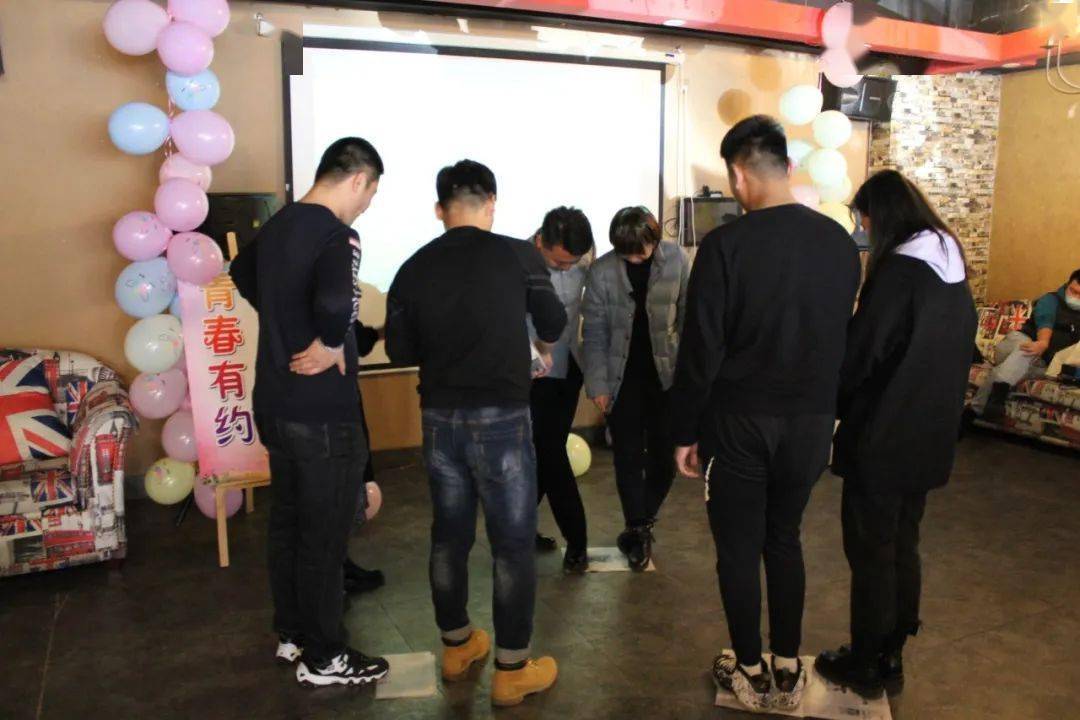 爸爸陪孩子玩手机游戏_爸爸带娃玩游戏的说说_爸爸带一群人玩手机的游戏