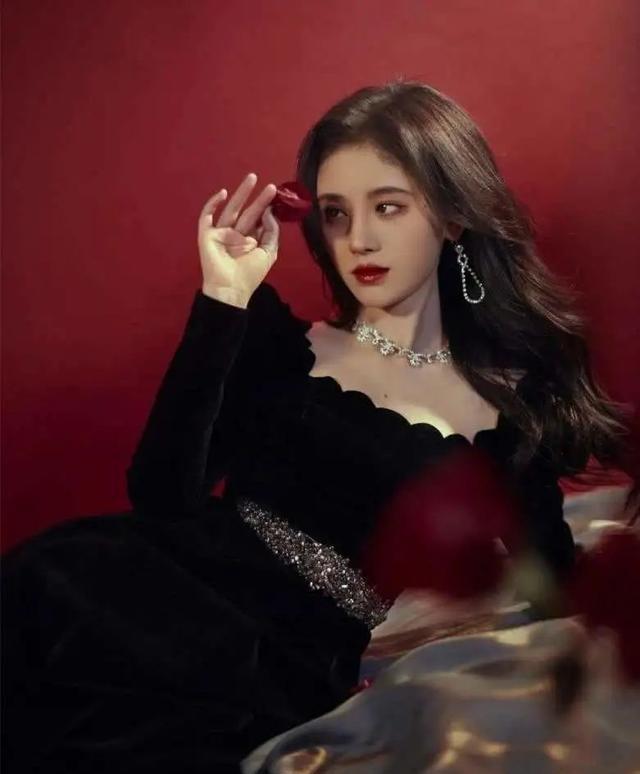 5岁女孩玩的手机游戏_女孩玩手机游戏视频_女孩玩手机游戏的危害