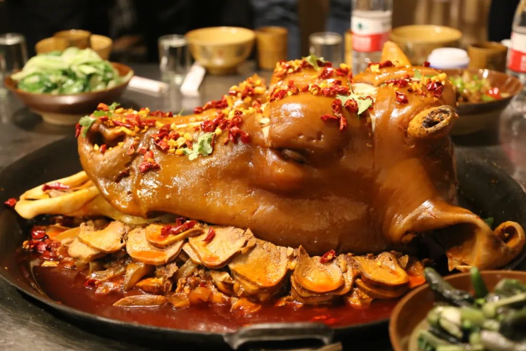 皂白不分是什么生肖_一根头发分八瓣细的很打一生肖_两虎相争分高低猜生肖