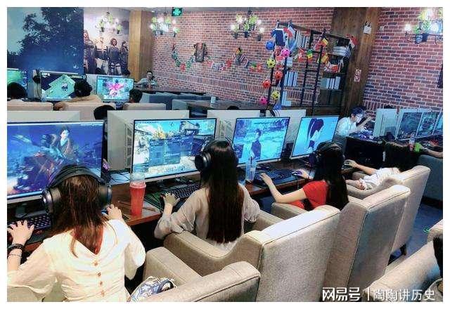 彩虹吧台怎么玩手机游戏_手机玩gba游戏_手机玩rpg制作大师游戏