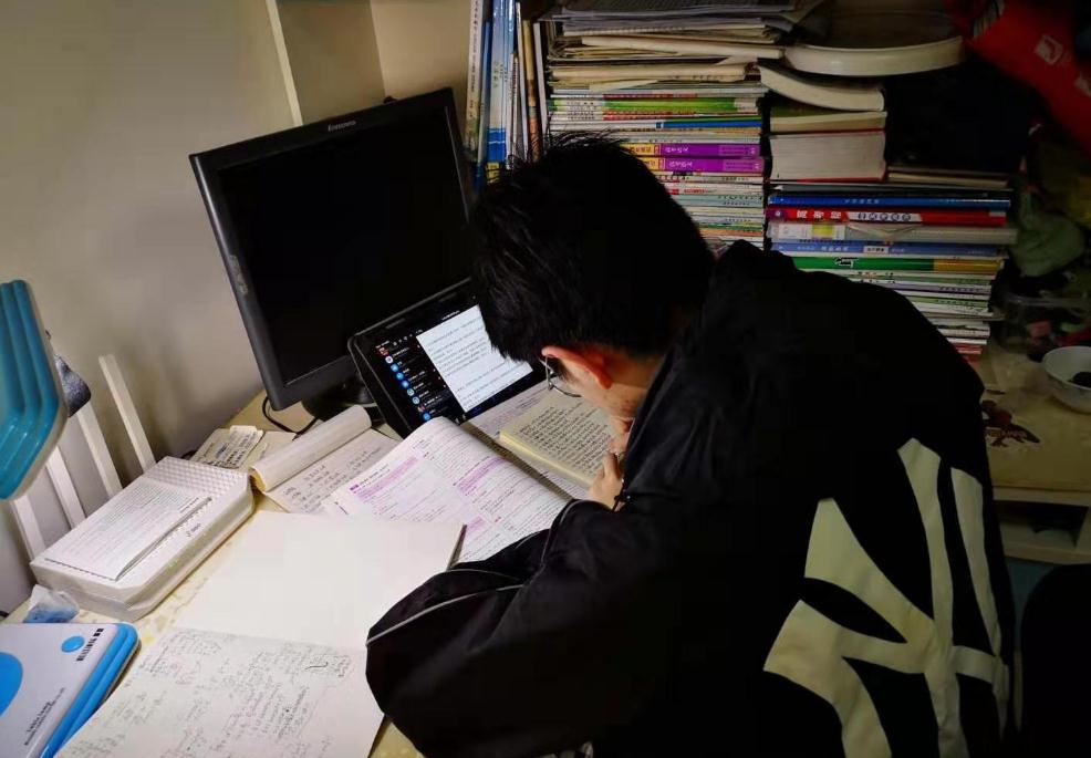 高三孩子玩手机_高三学生打游戏_高三孩子打手机游戏好吗