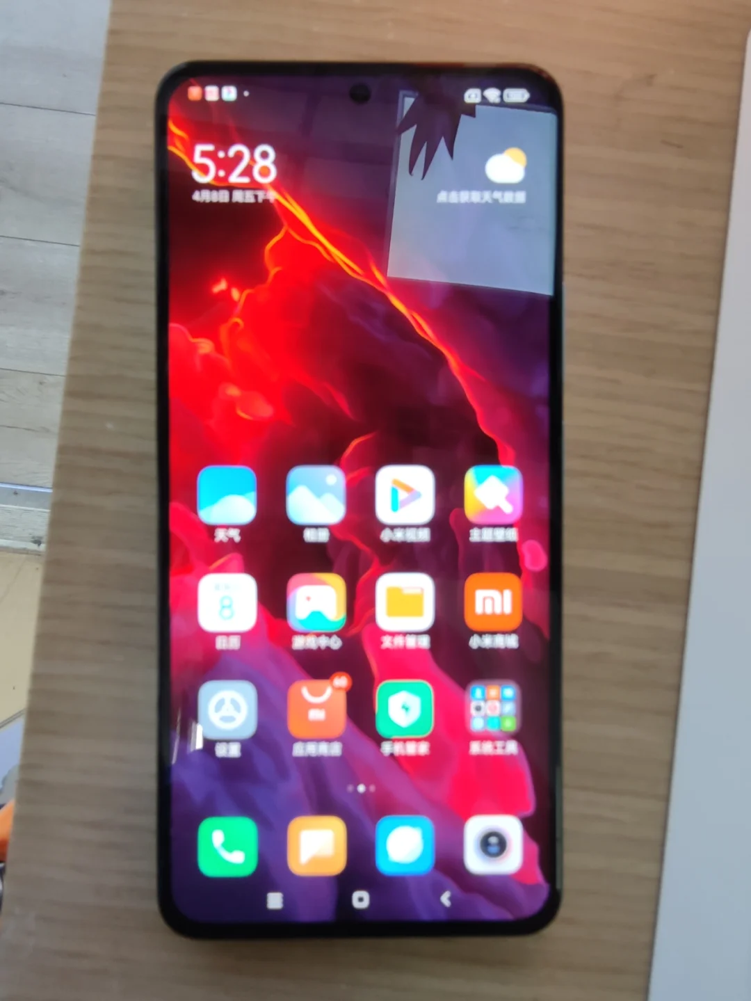 手机充电的游戏_手机变充电边玩游戏_充电打游戏手机变暗