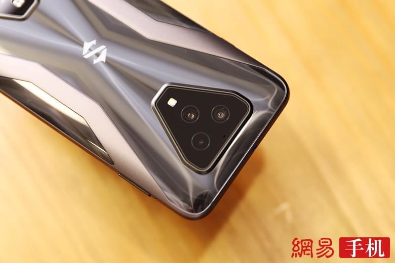 黑鲨2打游戏怎么样_黑鲨手机游戏体验怎么样_2000的黑鲨3游戏手机