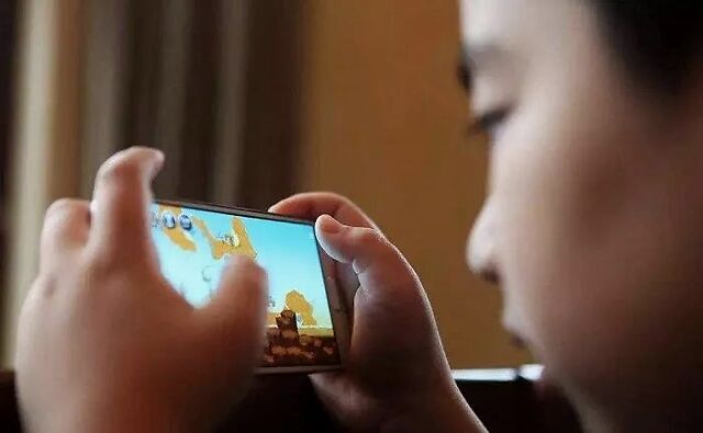 11岁小孩迷上了手机游戏_小孩游戏迷了怎么办_小孩入迷手机游戏怎么办
