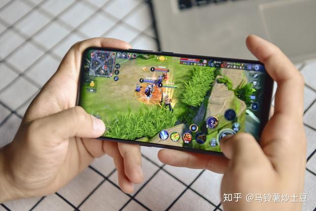 玩游戏大屏手机_大屏打游戏手机_打游戏的手机屏占比