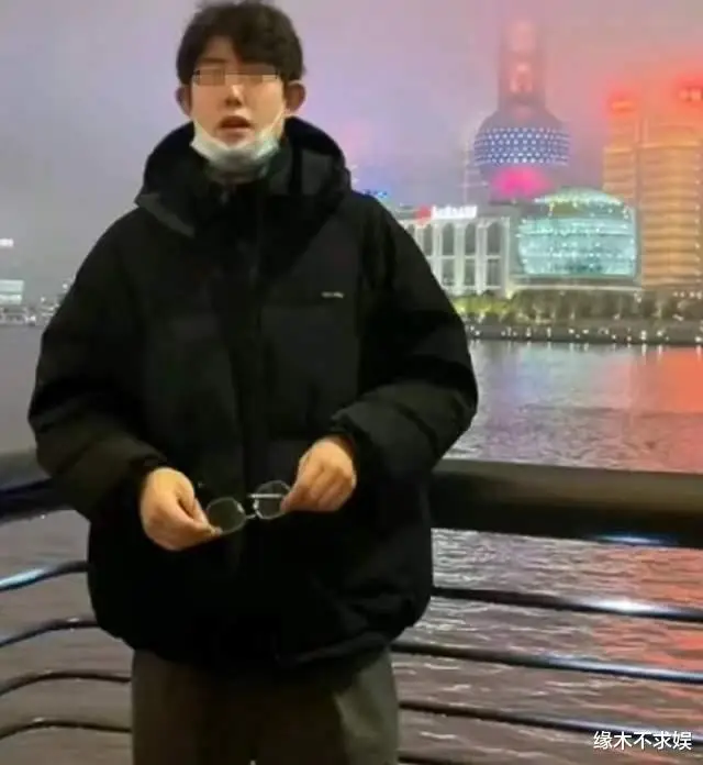 小孩玩手机的视频_3个小孩玩手机游戏视频_视频小孩玩手机游戏