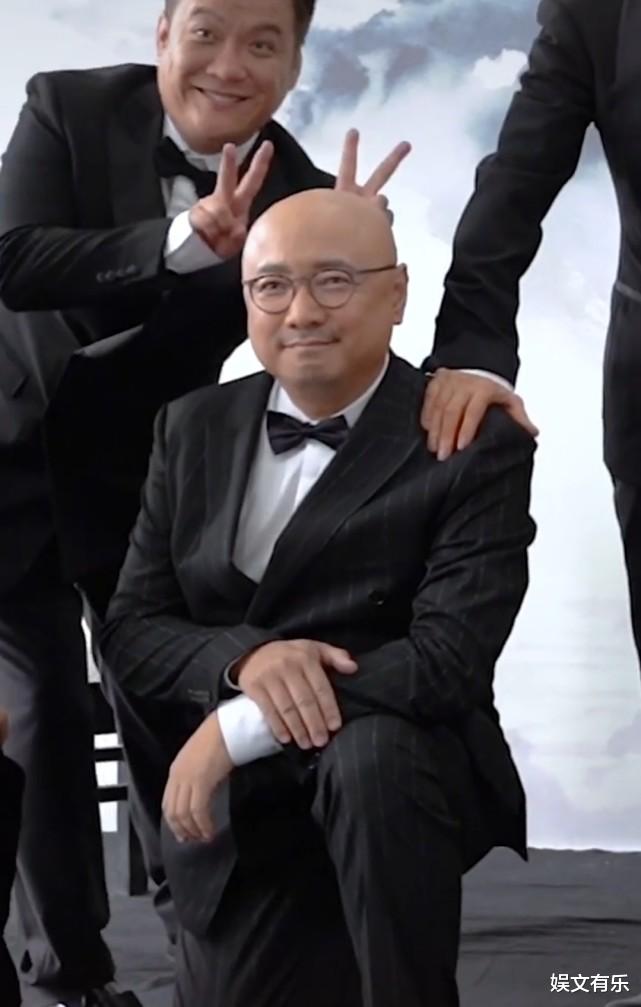 小孩玩手机的视频_3个小孩玩手机游戏视频_视频小孩玩手机游戏