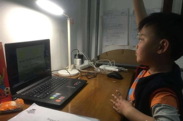 沉迷玩手机游戏的学生图片_沉迷玩游戏的图片_沉迷游戏图片卡通