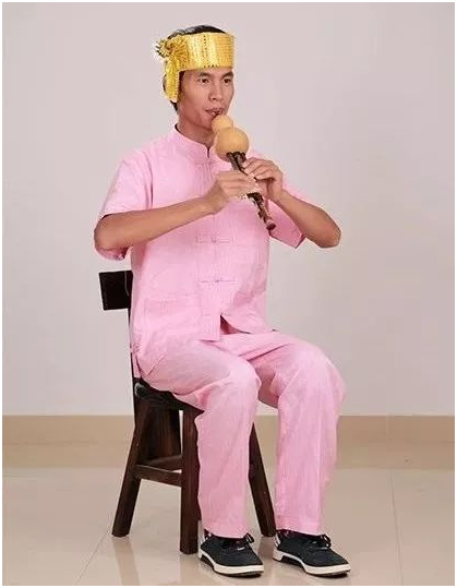 拿手机打游戏的姿势_玩游戏拿手机姿势_打游戏正确拿手机姿势视频