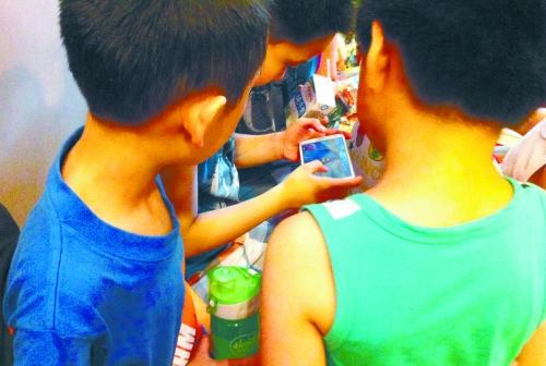 14岁小学生玩手机游戏_小学生玩手机游戏的利大于弊_小学生手机游戏