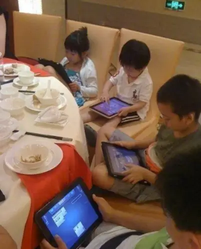 玩手机游戏学生可以玩什么_学生手机游戏的危害_不可玩游戏的学生手机
