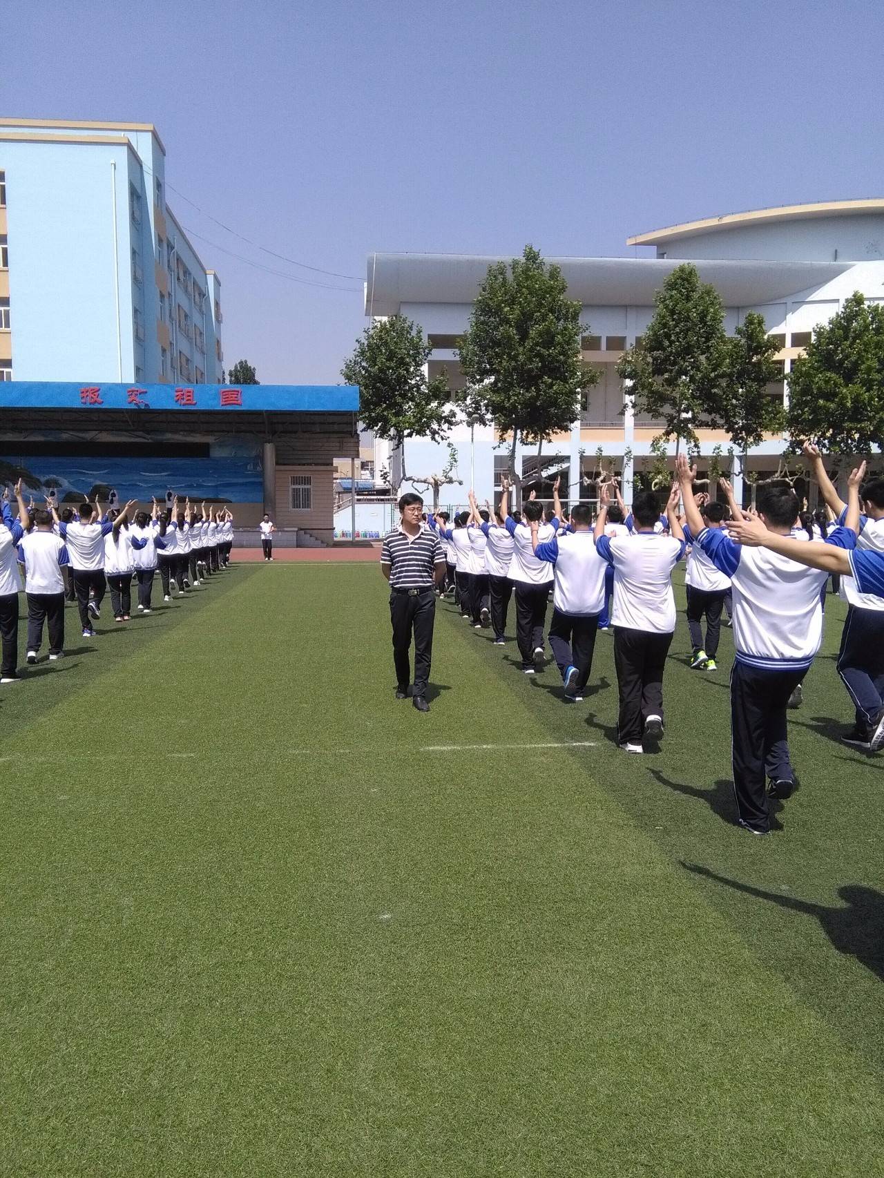 玩当老师的游戏_沈阳二中化学老师杨威_二中化学老师用手机玩游戏