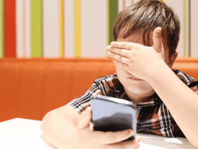 小孩子打游戏视频_视频小孩玩打手机游戏_4岁小孩玩手机打游戏视频