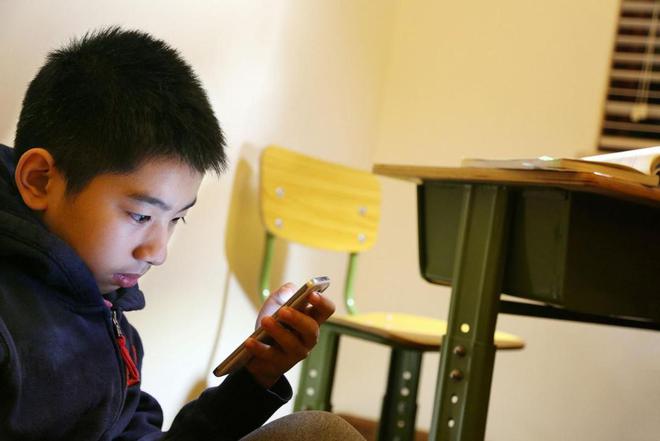 视频小孩玩打手机游戏_4岁小孩玩手机打游戏视频_小孩子打游戏视频