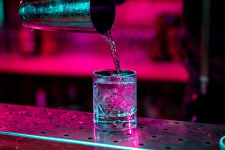 赛博酒保表情包_赛博酒保虚假的是什么酒_赛博酒保