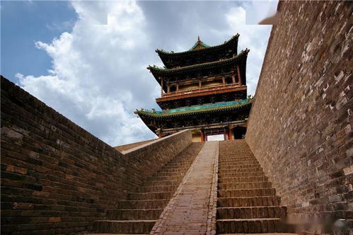 1、游戏场景采用真实的历史古城,玩家可以在游戏中建造城墙,建造城门、楼阁、宫殿,